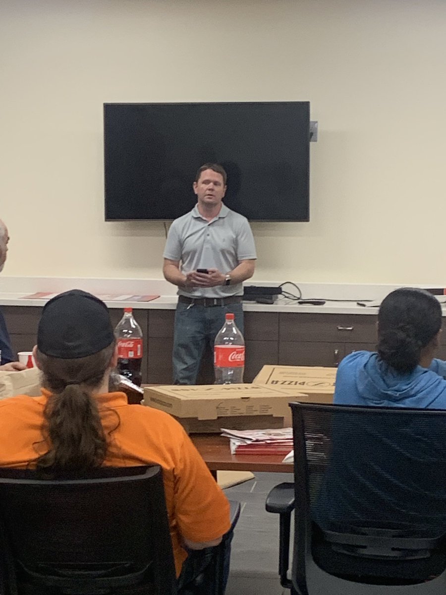 roccisano_nancy's tweet image. #latenightsamepage with our overnight MET and freight team  pizza 🍕 And wings with a whole lot of gratitude for what this team does for our store #freightrocks #hd4131  #oneteam @NotsoLameTHD @cochran_marc @WendyMcclintock @HDZ153