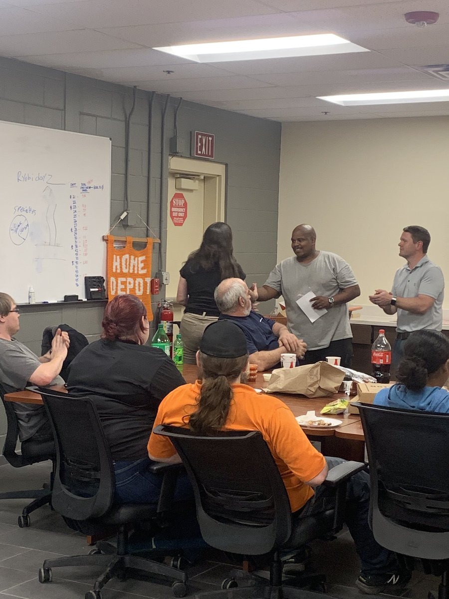 roccisano_nancy's tweet image. #latenightsamepage with our overnight MET and freight team  pizza 🍕 And wings with a whole lot of gratitude for what this team does for our store #freightrocks #hd4131  #oneteam @NotsoLameTHD @cochran_marc @WendyMcclintock @HDZ153