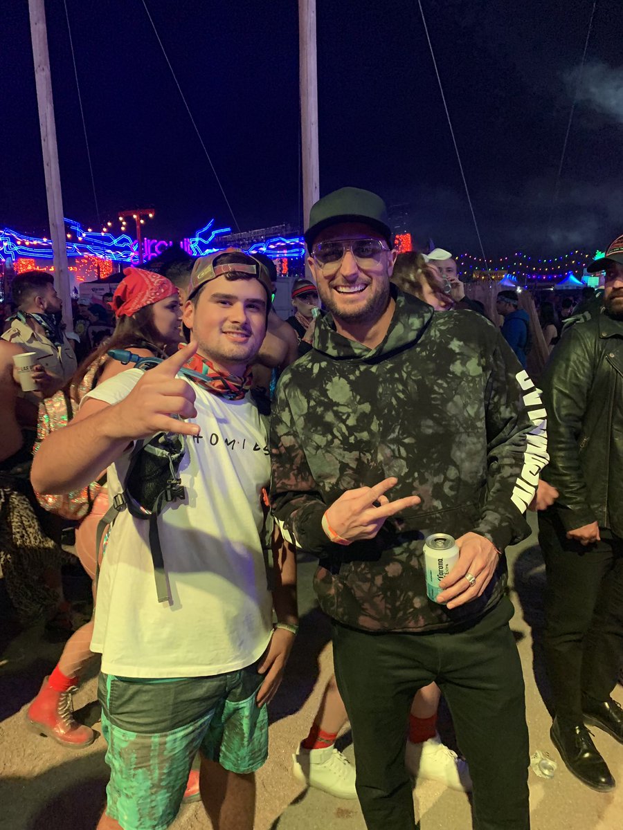 VersaVibesMusic's tweet photo. Thank you @EDC_LasVegas @PasqualeRotella #firstedc 🦉🌸🙏🏽☮️🎵🧿🌊🧚🏻♀️🧝🏽♀️🇵🇷🌈🍭 https://t.co/RKKLGowvtY