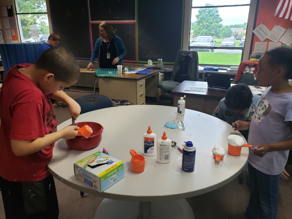 Using their previous knowledge of fractions to create slime! #TeamMARVELoUS <a href="/Sanders_SW/">Ms. Kirkham 🤷🏼‍♀️</a> <a href="/SandersSELF/">Sanders SELF</a> <a href="/TarynJRichard/">Taryn Richard</a>