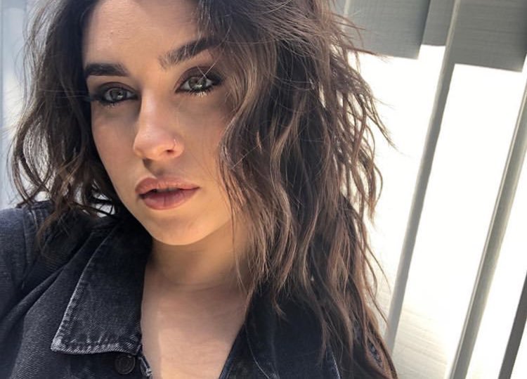 Lauren always uses her social media to inspires us to believe in ourselves and always shows how much she loves us.We are lucky to have her in our lives!She's a strong, beautiful and special woman! @themikeinator  @ClaramJauregui  #WeSupportLauren