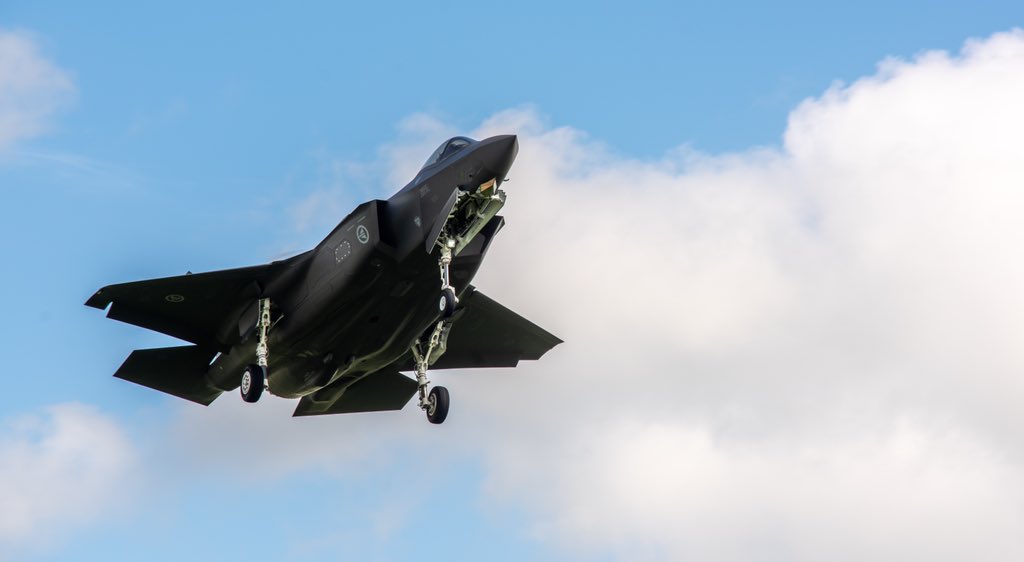 pressefotosdk's tweet photo. F35og F16 i Skrydstrup onsdag.
#f35 #f16 #jagerfly #forsvar #skrydstrup #nyheder https://t.co/5sy48XLjHh