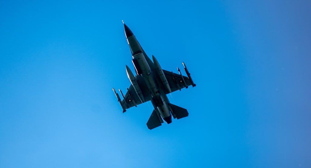 pressefotosdk's tweet photo. F35og F16 i Skrydstrup onsdag.
#f35 #f16 #jagerfly #forsvar #skrydstrup #nyheder https://t.co/5sy48XLjHh