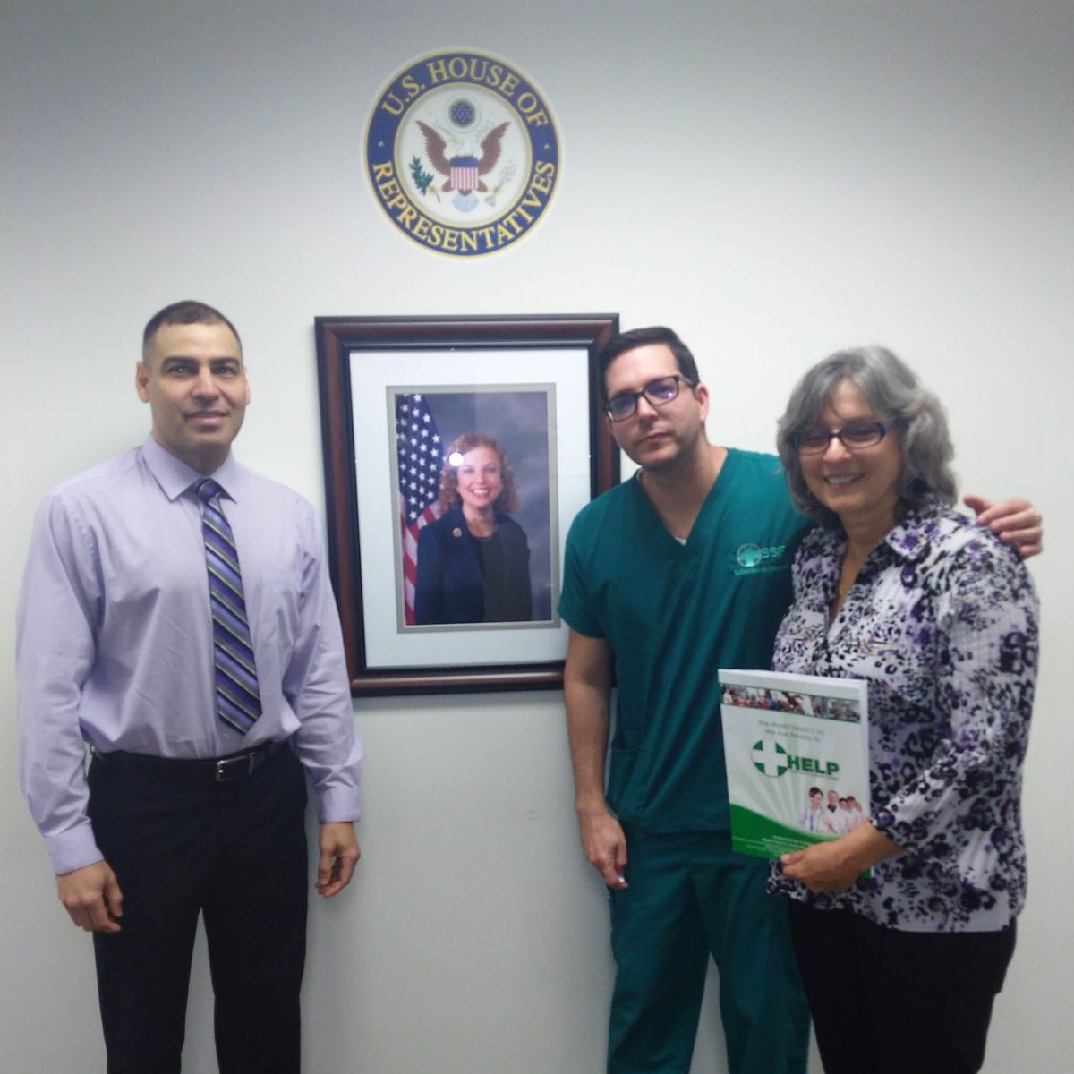 CosSavon's tweet photo. Hoy nuestro equipo de SSF se reunió con la representante de los Estados Unidos, Debbie Wasserman Schultz, en nuestra lucha por la reapertura del CMPP. Gracias representante por unirte y ser parte de esta causa. https://t.co/fHKpzycC5s https://t.co/3YGLHr40nK