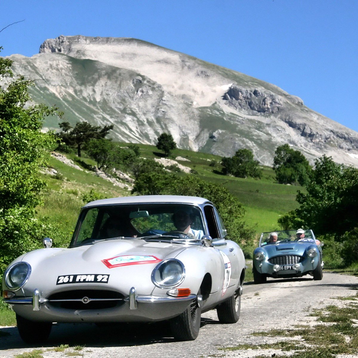 ☀️#Jaguar☀️La #CoupeDesAlpes fait étape @ClubmedPragelato 🇮🇹 le 14 juin au soir avec🚦#Dunlop 🚦#synergy_cad ⏱ <a href="/reservoirwatch/">RESERVOIR Watch</a> #Drive #Classiccar #drivetastefully with #Jaguar 🏴󠁧󠁢󠁥󠁮󠁧󠁿 #frenchtouch #drivevintage #Carspoting 🏁