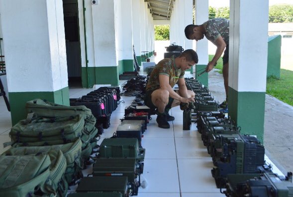 gen_jeleal's tweet photo. Após as atividades operacionais, é hora de realizar a manutenção dos materiais de emprego militar, e tb das instalações. Zelo pelos bens públicos. Parabéns pro 61º BIS pelo exemplo a ser seguido por todos. Selva. https://t.co/rkMphlWGfO