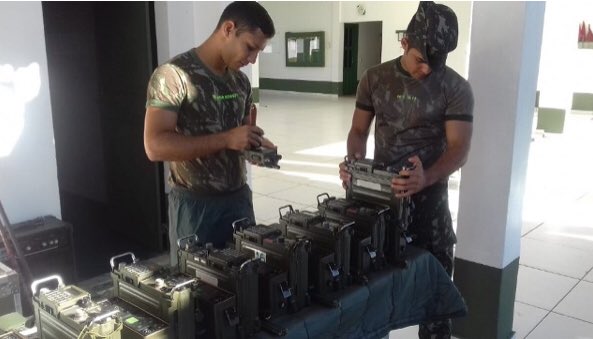 gen_jeleal's tweet photo. Após as atividades operacionais, é hora de realizar a manutenção dos materiais de emprego militar, e tb das instalações. Zelo pelos bens públicos. Parabéns pro 61º BIS pelo exemplo a ser seguido por todos. Selva. https://t.co/rkMphlWGfO