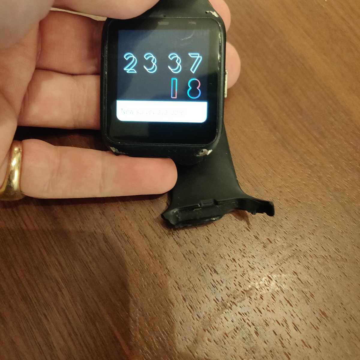 AdamDergimanVo's tweet image. Well poop. My trusty @Sony #SmartWatch3 has been on its way out with failing battery life and the strap just getting old. Tonight the strap finally gave out. 4 years AND  it was pre owned! I hope to find a replacement watch strap but the unit itself is defo long in the tooth