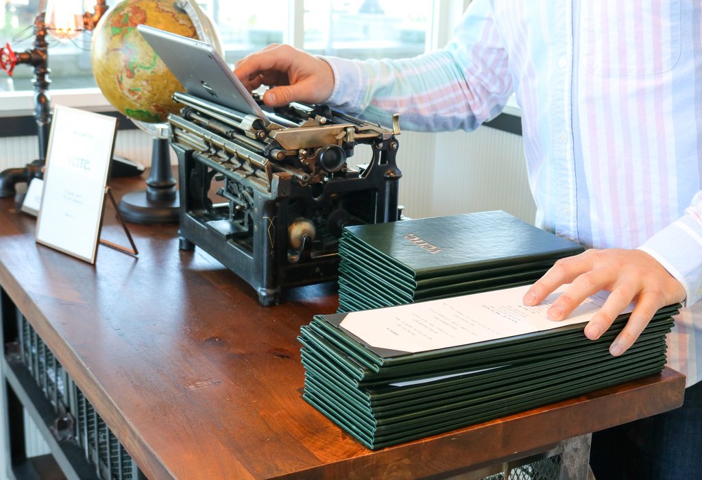 Happy hour starts at 5pm! You don’t want to miss out on that! #verreonthewater #verreyvr⁣