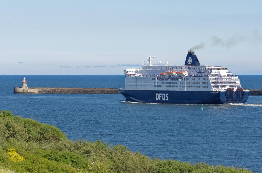 david1hirst's tweet photo. North Sea ferry #DFDSPrincess sailing out of the #RiverTyne on a beautiful spring day in North Shields. Next stop Ijmuiden. @dfds_uk @Port_of_Tyne @NorthShieldsCOC @Old_LowLight | Photo: @david1hirst https://t.co/VXilKZHc2n