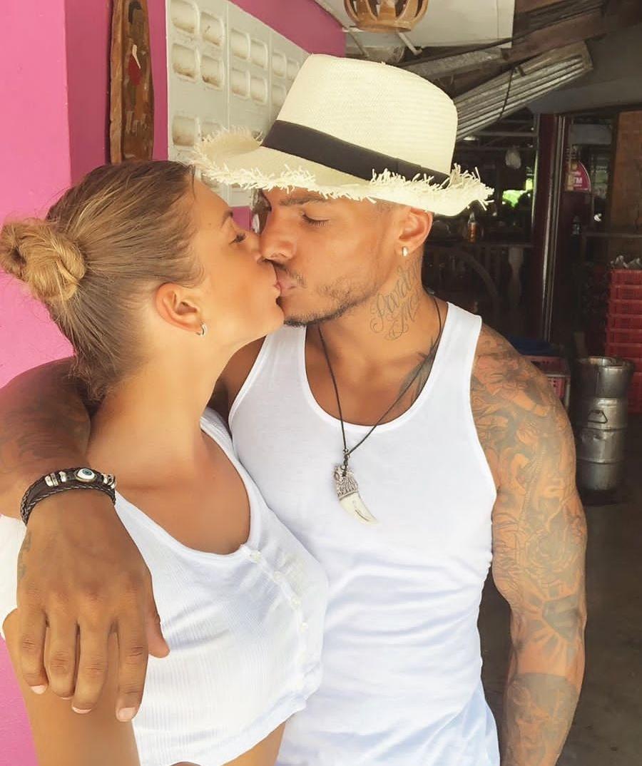 TeamMaevin's tweet photo. ''Le veritable amour connait des Virgules mais jamais de point.'' #Melaa4 https://t.co/QWXTKNJG4S