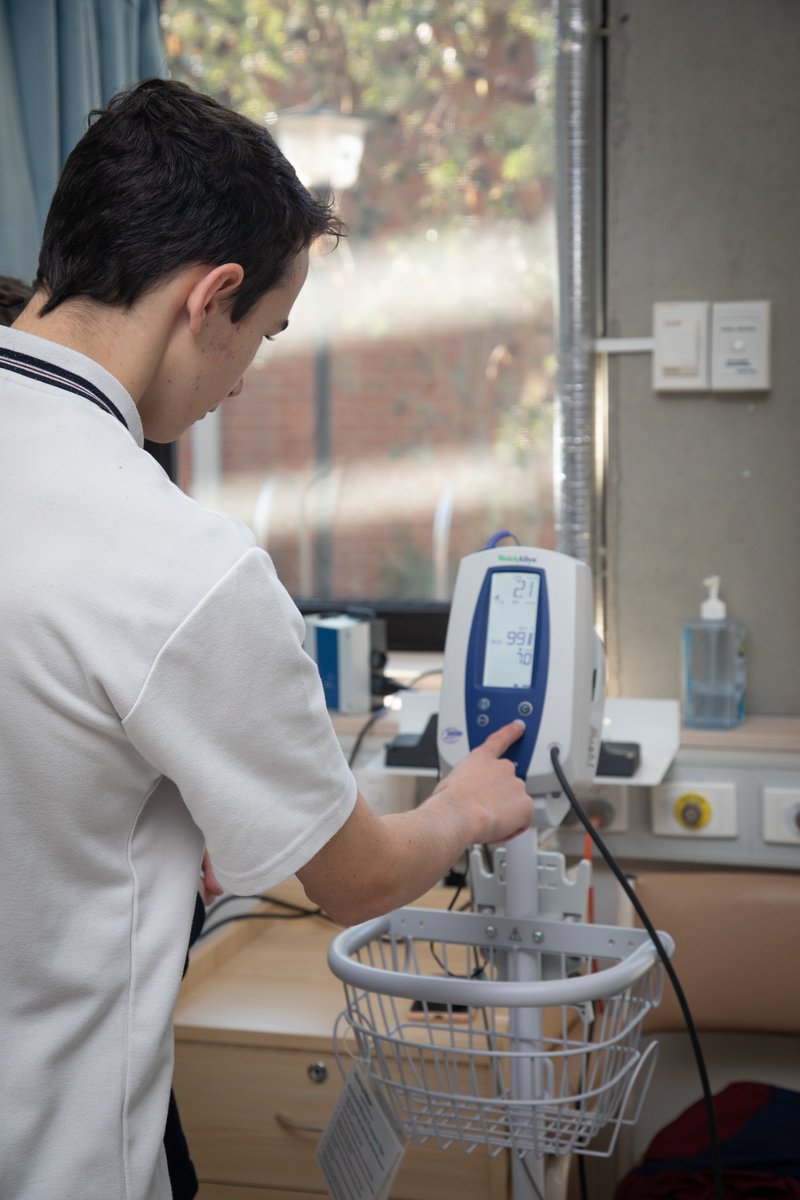 Swinburne's tweet photo. As part of the Tertiary Aspiration Program and in partnership with KIOSC, year 10 students from Wantirna College had the opportunity to explore various career paths at our Wantirna campus #KIOSC https://t.co/1cnVtm6NL8