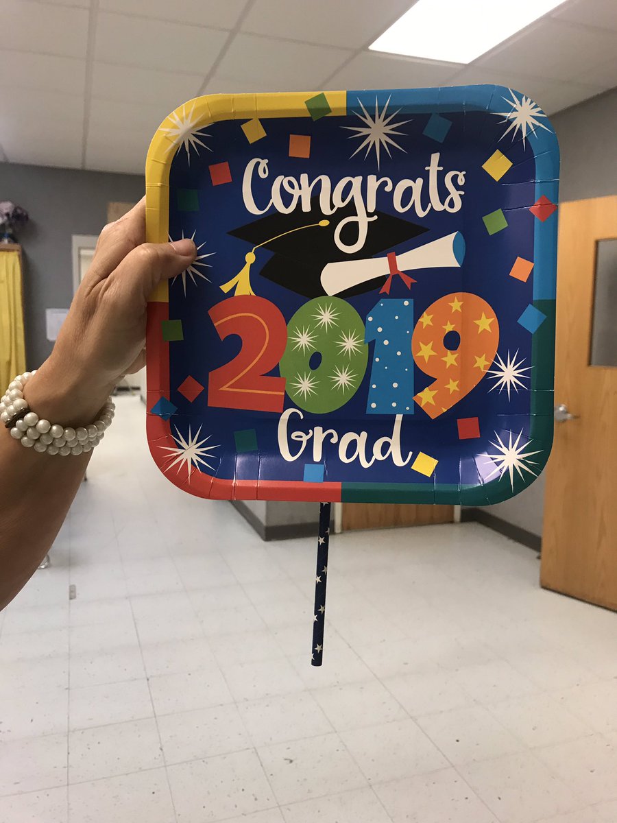 Peacelove1st's tweet photo. Ingenious idea for 5th grade walk tomorrow...paper plate/straw signs, Mrs. Alderman! ππ¨π½βπππ©πΌβπβ₯οΈ #celebrate #5thgradewalk #pintsizepaparazzi #graduate #middleschoolherewecome @GlyndaleElemen1 https://t.co/KenryQN3Sq
