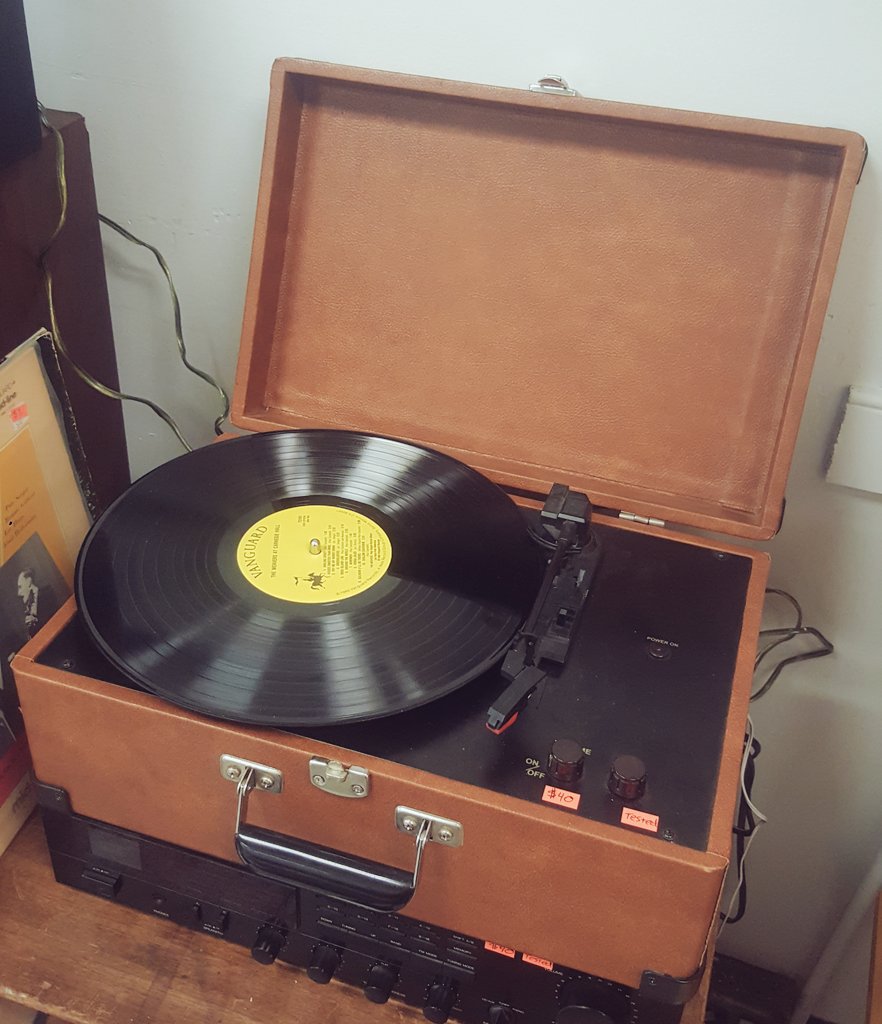 CircleRVA's tweet photo. Crosley Travel Vinyl Player - $40
#thrift #rva #vinyl #music #crosley https://t.co/ERoW2bHZi0
