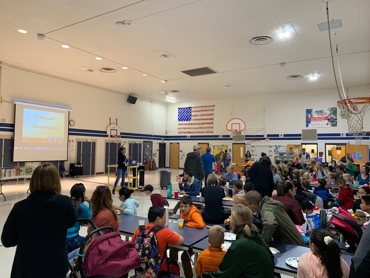 EscuelaIrish's tweet photo. ¡Viva la lectura del verano! Buen ideas para leer en el verano esta mañana. Hooray for summer reading! Great ideas for parents and kids this morning’s Books and Breakfast event. #readeverywhereyougoirishelementary https://t.co/3gGgiMJhiI