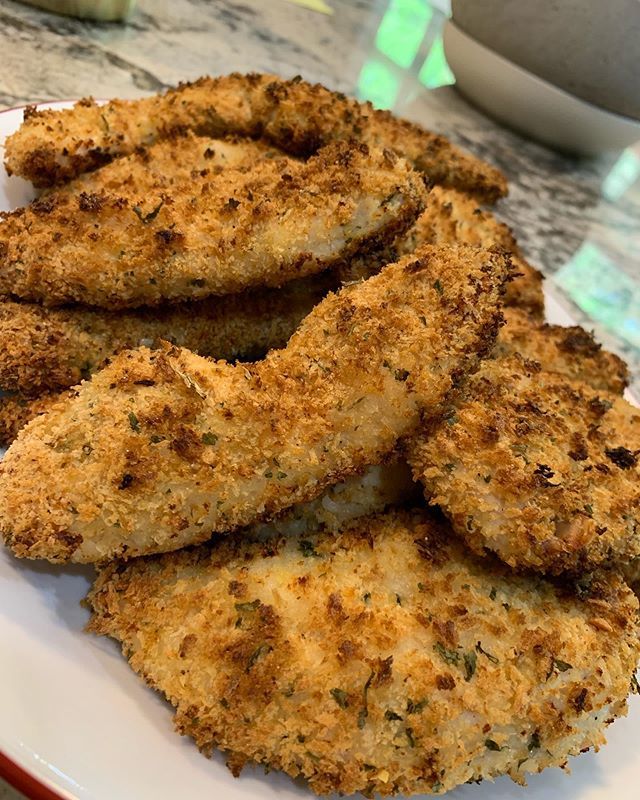 #whatsfordinner Panko crusted oven ‘fried’ chicken tenders. Sounds so fancy, right? I confess, sometimes I eat like a fifth grader. I love chicken fingers dipped in BBQ sauce with a side of fries. These babies were tender, crispy and not greasy at all th… instagram.com/p/BxyGa53lAJt/
