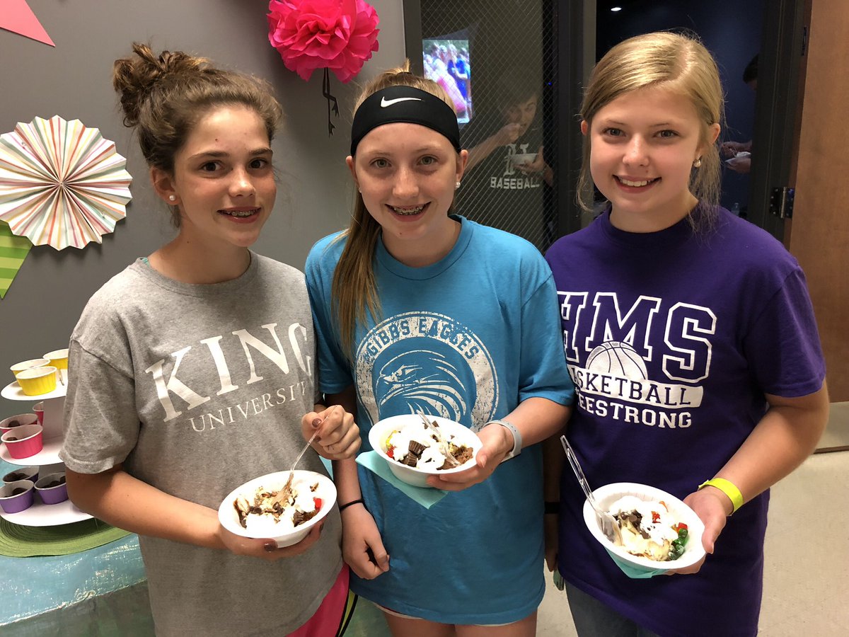 SalemStumin's tweet photo. We’re screaming for ice cream because SCHOOL 👏 IS 👏 OUT 👏 https://t.co/bqk0HWhqvm