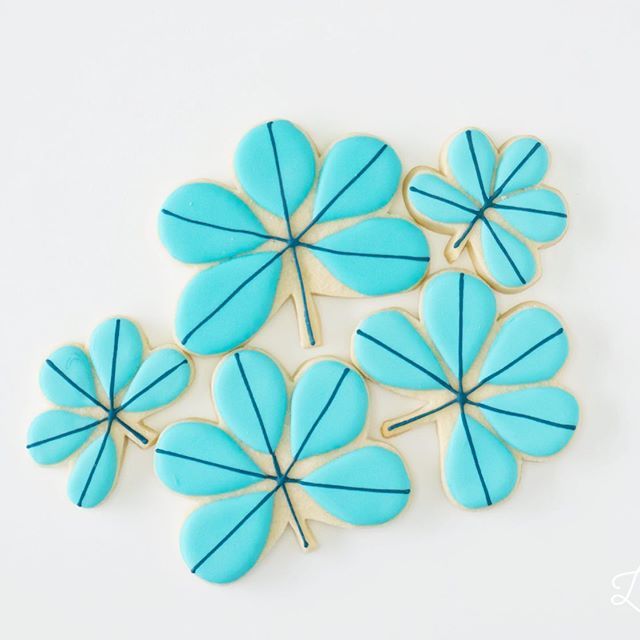 LetterpressB's tweet photo. More cookies from my contribution to the 2019 cookie calendar! Can’t wait to share the full pic with you. #decoratedcookies #leaves #royalicingcookies https://t.co/r1CtVCsC6a https://t.co/82SOJW7Xvy