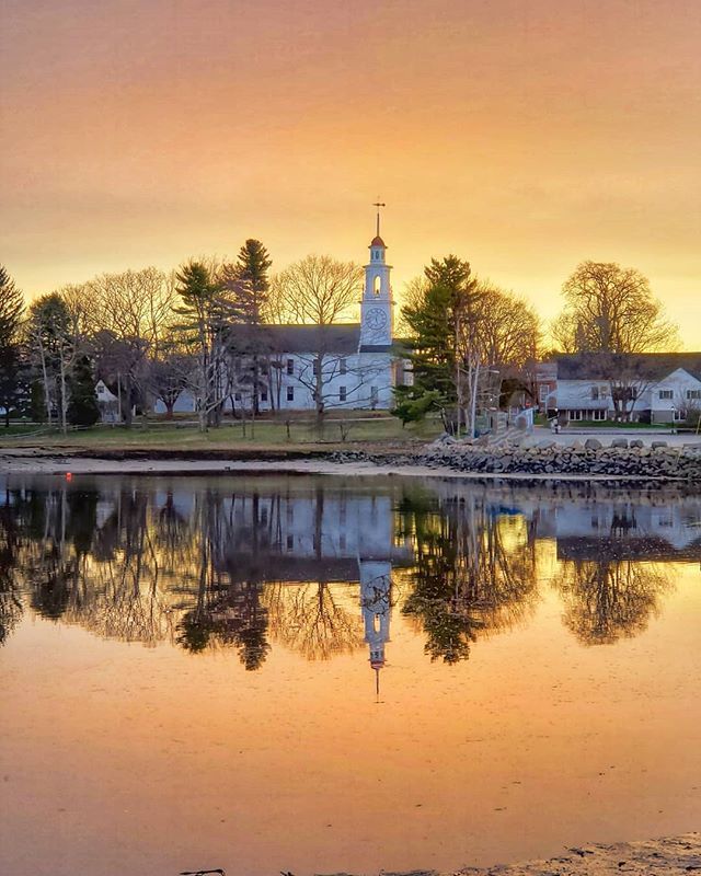 SusanPazera's tweet photo. Golden Hour in Kennebunkport, Maine is worth waking up early for don't ya think? 😍
•
•
•
•
#hosted #gokennebunks #mainebeaches #visitmaine #shetravels #onthewater #nature #reflection #travel #getoutside #optoutside #beautifulplaces #shewanders #travelholic #femmetravel #… https://t.co/24VvarlUaf