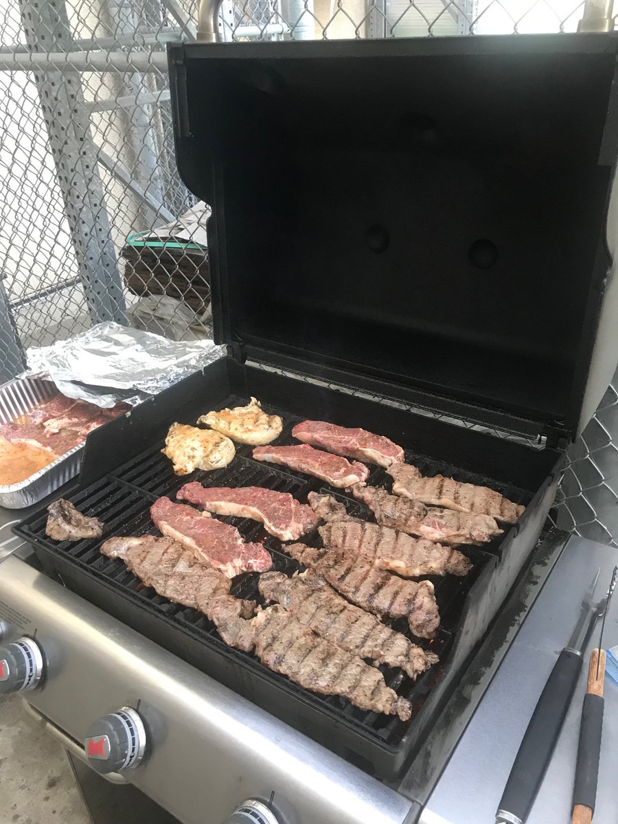 Allen Park Freight Team has done an AMAZING job keeping up with the freight flow and keeping us full! Tonight they eat like the Champs they Are!!!! ⁦@Leesh322⁩ @asm21223 ⁦<a href="/anowaczyk7/">Amanda</a>⁩ ⁦<a href="/THDAllenPark/">Allen Park HD #6821</a>⁩