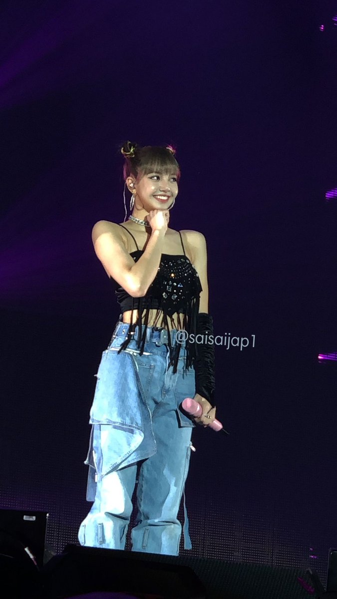 saisaijap1's tweet photo. พี่ไปดูที่ลอนดอนส่งมาให้ คือกรี๊ดหนักมาก น่ารักไปไหนลิซซซ #LALISA #LISA #BLACKPINK #BLACKPINKinLONDON @ygofficialblink https://t.co/Uyps0K4QA0