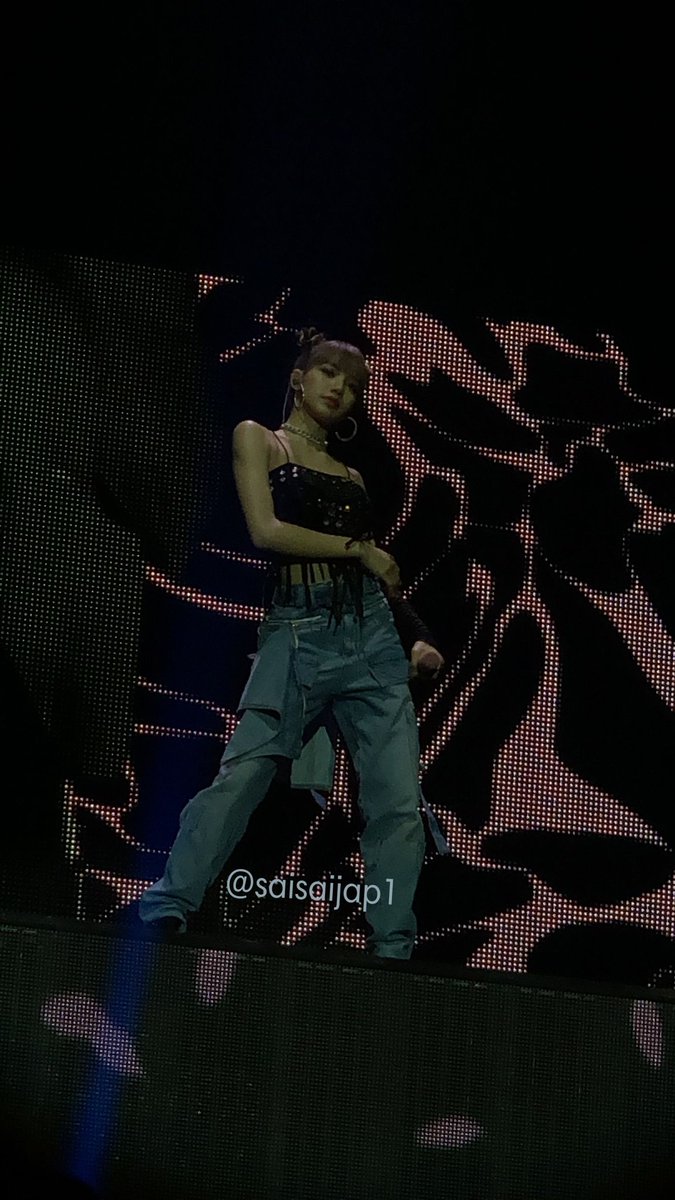 saisaijap1's tweet photo. พี่ไปดูที่ลอนดอนส่งมาให้ คือกรี๊ดหนักมาก น่ารักไปไหนลิซซซ #LALISA #LISA #BLACKPINK #BLACKPINKinLONDON @ygofficialblink https://t.co/Uyps0K4QA0