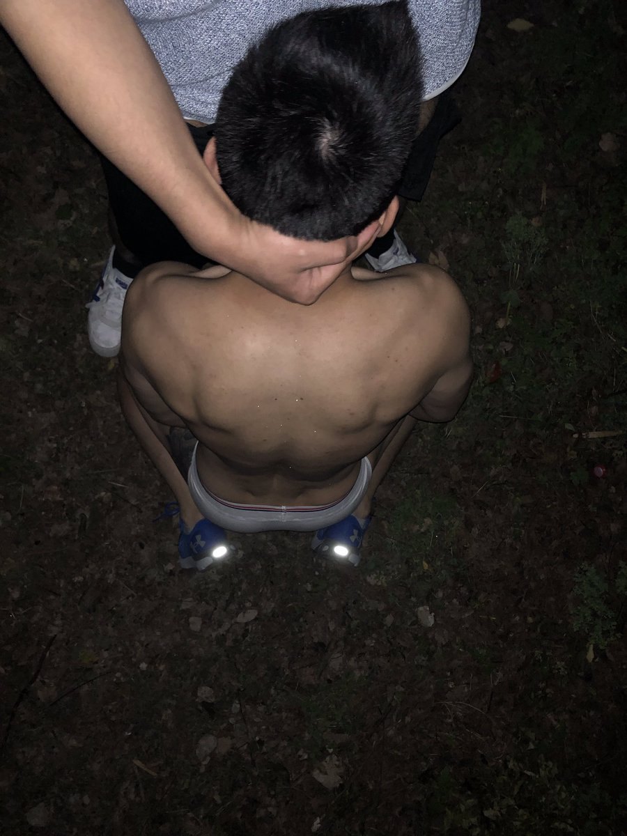 散步中主人要尿尿了，直接把贱狗拖进路边的绿化带，做了人体尿壶。