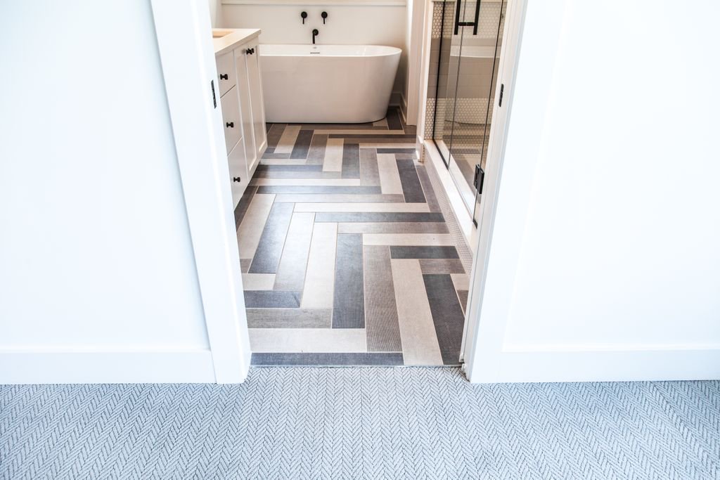 compendium317's tweet image. A little throw back to a whole lotta texture. We love when flooring to tile transitions add character while keeping it classy.

#compendiumgroup #modernbuilder #custombuilding #newhome #indianapolisrealestate #indyrealestate #bathroomenvy #bathroomsofinsta #modernbathroom