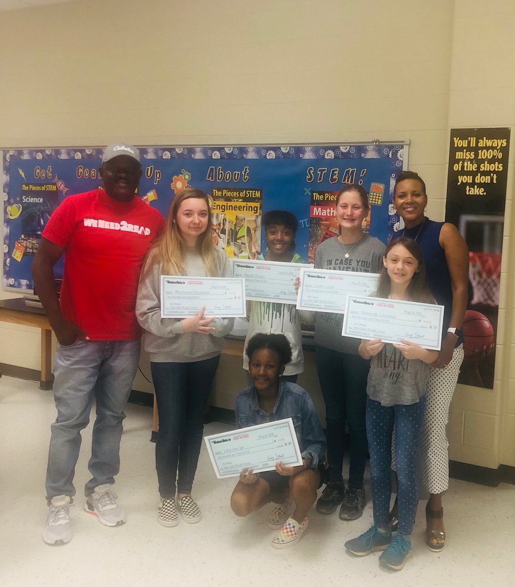 Hyper_BTC12's tweet photo. #weneed2read @ECMSWildcats even at the end with DJ Greg Street from @V103Atlanta! 5 top readers took home checks! They read and they won! #ecmspositivity https://t.co/h4rTbOh7GY
