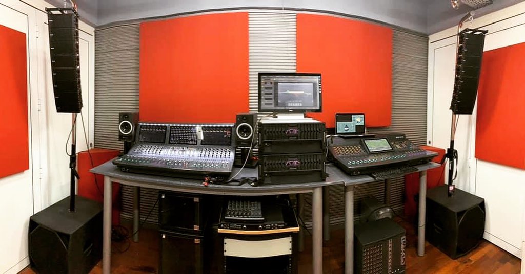 rpegno's tweet photo. Poderoso mini Line Array W&amp;dB #Bonsai junto a las consolas para sonido en vivo #Avid #VenueS6L
.
.
#Livesound #sonidoenvivo #LineArray #paoftheday #proaudio #soundengineer #gearporn @Avid_ESP @AvidProTools 
https://t.co/Fa0oxgnw6n https://t.co/cwFYeWEL5I
