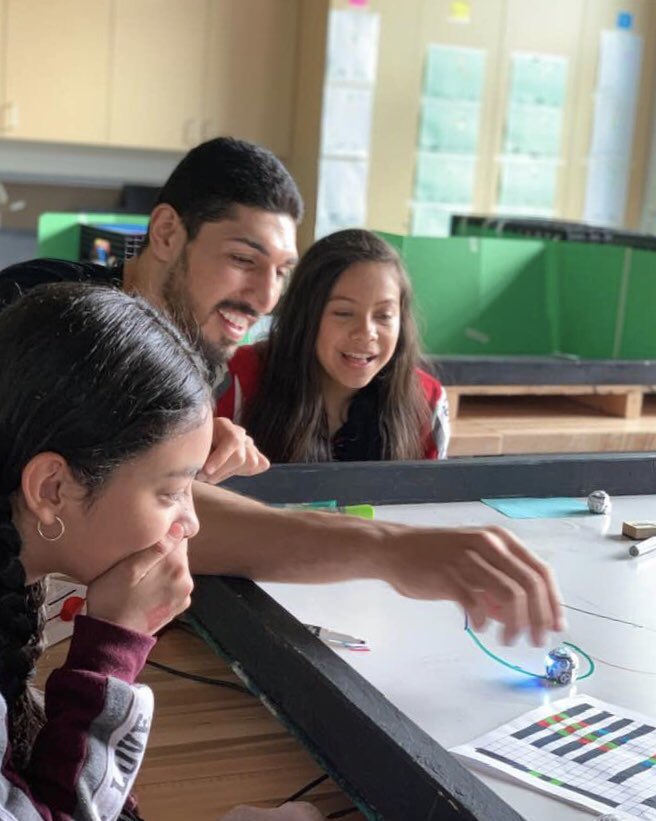 STEM_MAKERS's tweet image. A small act of kindness can have an amazing impact. @Enes_Kanter took time to visit our ss at @RMS_Shamrocks. He inspired them through words &amp;amp; actions. He was humble, generous &amp;amp; kind.  Thanks for being a #STEMmaker, you are welcome back to Engineer-It anytime!