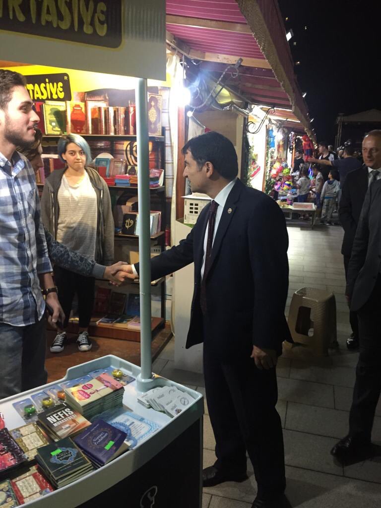 ifarukaksu's tweet photo. Başakşehir ilçe başkanımız @fatihkelesoglu5 ilçe ve il yöneticilerimiz ve belediye meclis üyelerimizle iftar sonrası Başakşehir kent meydanında bulunan ramazan etkinlik alanında ki esnaflarımızı ziyaret ederek gündelik konular ve 23 Haziran seçimi üzerine sohbet ettik. https://t.co/xLfm7EjlJ0