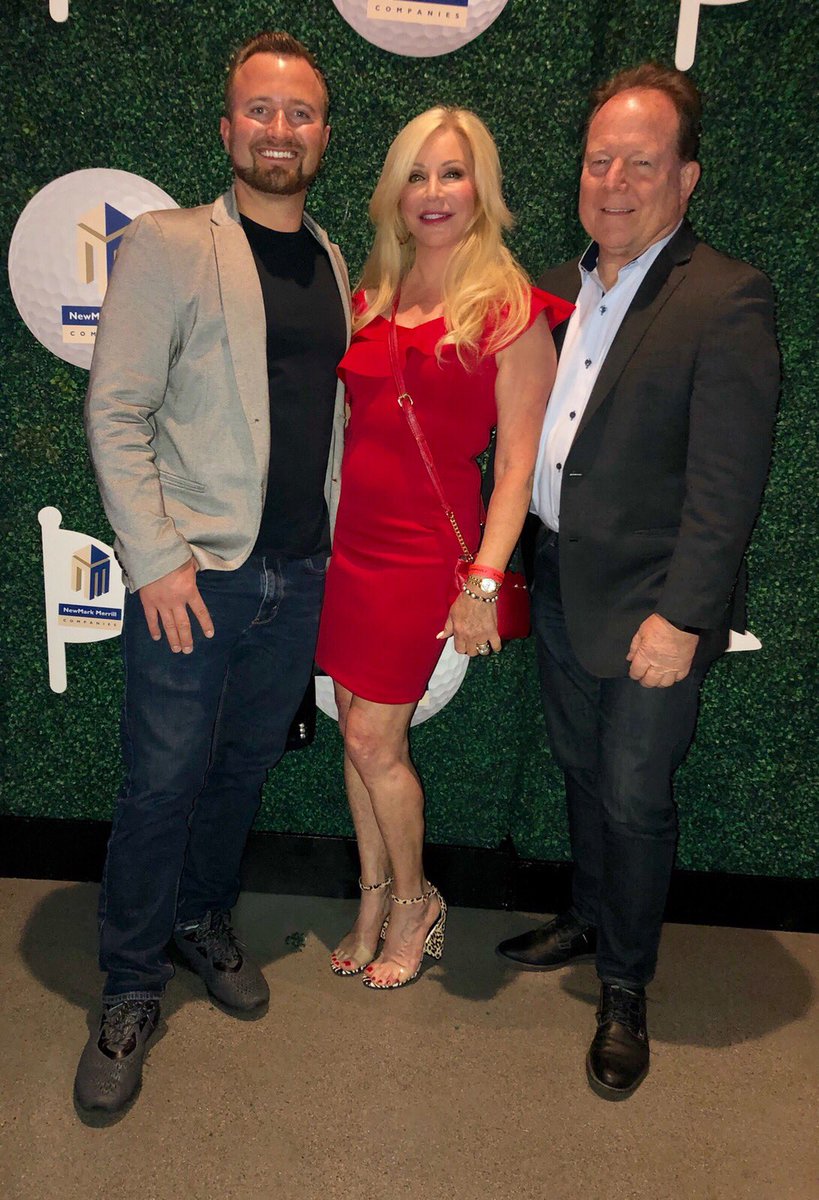 KimSimons2's tweet image. Fantastic time in Las Vegas at the ICSC Convention. Here at Top Golf for the New Mark Merrill Party! 👩🏼🏆🌹🌠 #ICSC #ICSCRECon #LasVegas #FABULOUS