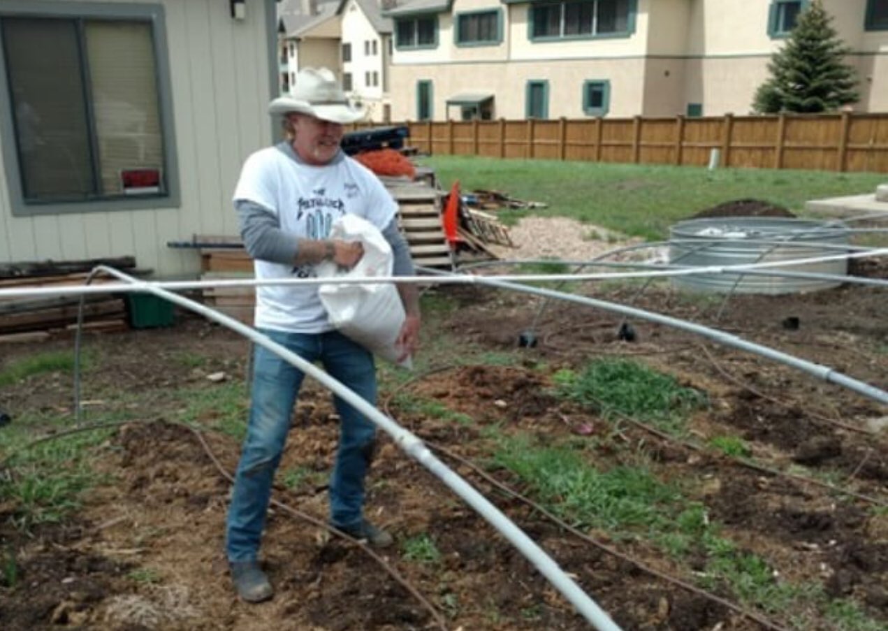 Hetfieldscowboyhat Auf Twitter James Planting Pumpkins At Vail Valley Salvation Army On Metallica Day Of Service Themetallihatisback Jameshetfield Papahet Metallica Https T Co H0kefbtksp