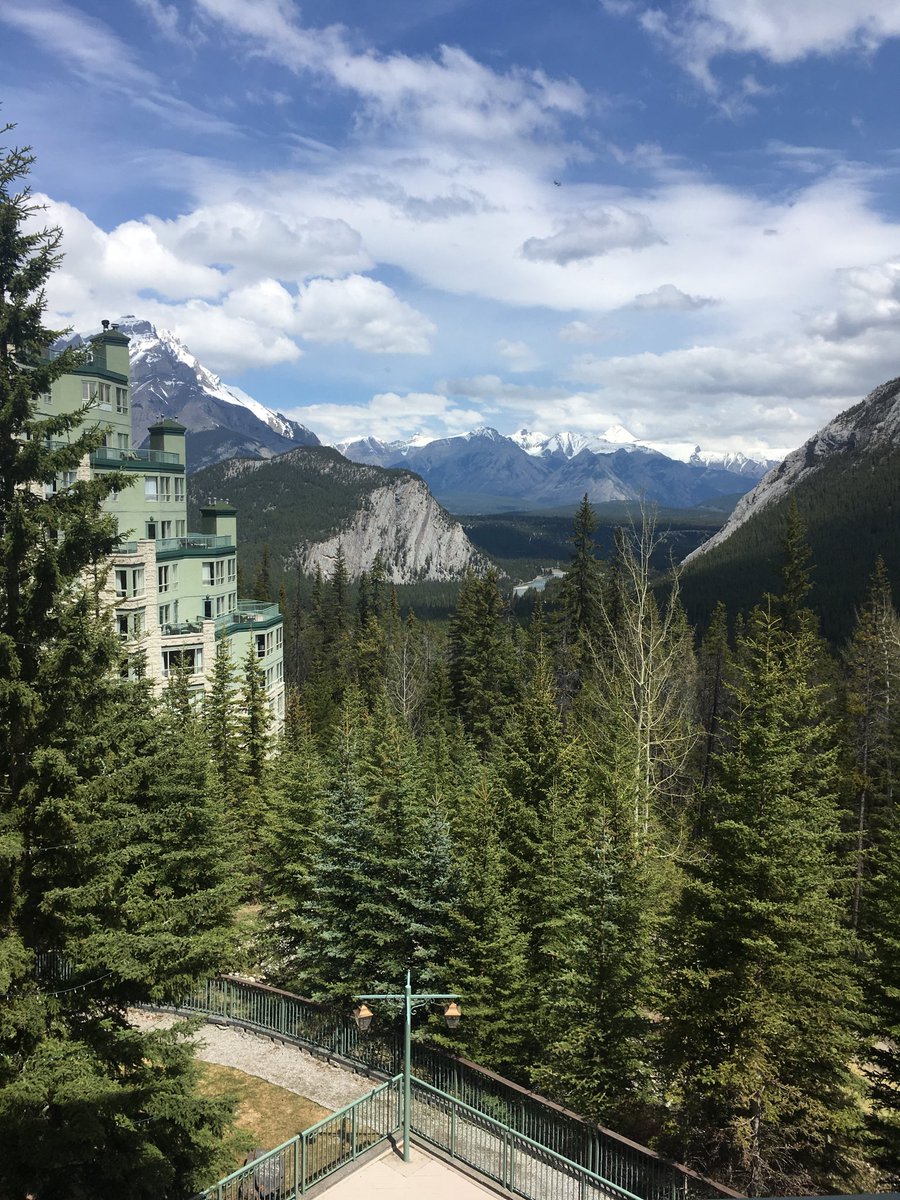 It’s hard to stay focused on your talk when this is the view from the speaker’s podium. Thanks ⁦<a href="/BioethicsCanada/">CBS-SCB</a>⁩ for a great first day here in #Banff #cbs2019