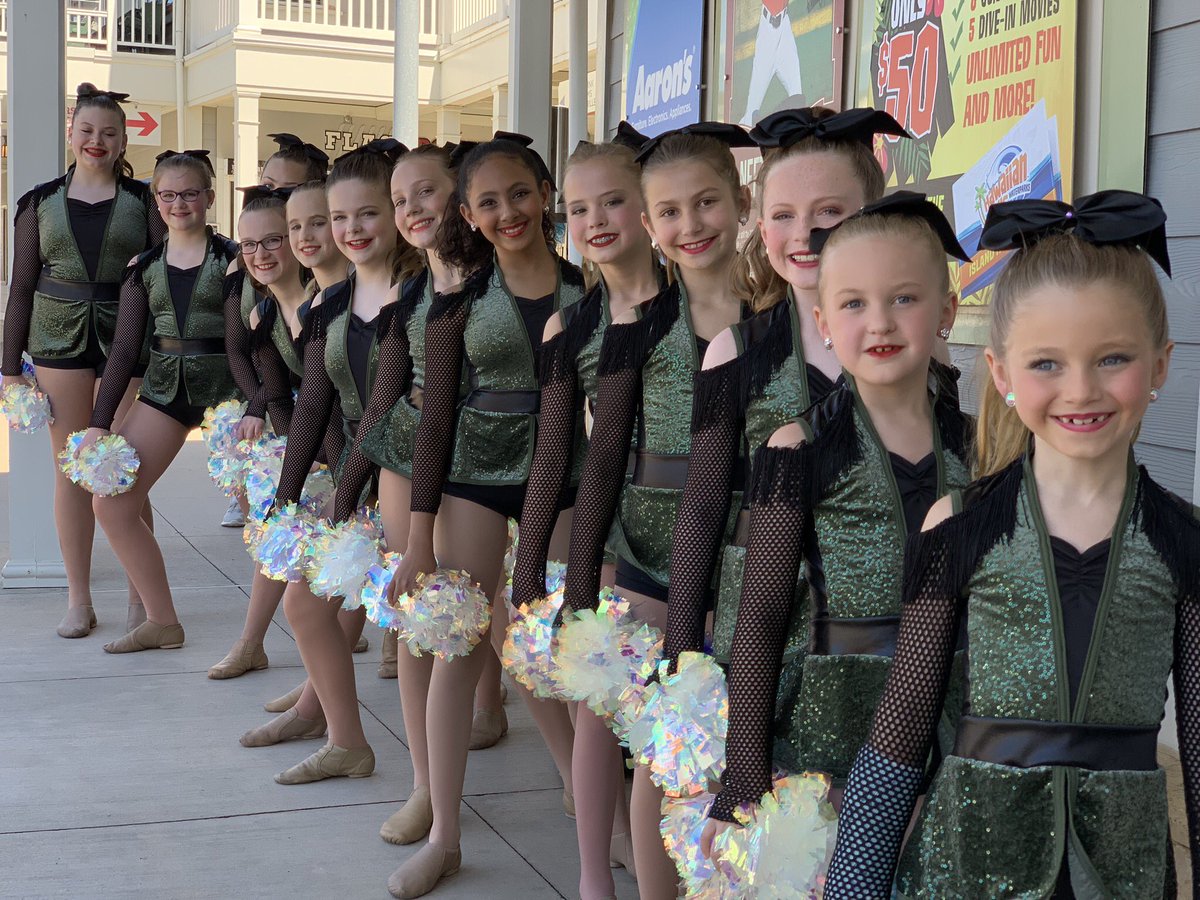 mckinneydstudio's tweet photo. Sculpting Motion brought smiles and sparkle to the @RidersBaseball game last weekend. What a great way to end the season! #McKinneyDanceStudio #TheDanceStudioNetwork #FriscoRoughRiders #dance #ilovedance #dancers #danceperformance https://t.co/i3bwaQ0Peg