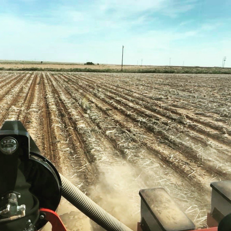DeltapineT's tweet photo. Thank you Clay Graves for your picture planting Deltapine cotton. Clay is planting DP 1820 B3XF, DP 1549 B2XF, DP 1822 XF, and DP 1522 B2XF. He is planting in the Texas High Plains area. 

DP 1549 B2XF, DP 1822 XF, as well as DP 1522 B2XF are all apart of our #drytough varieties. https://t.co/WE0si7XXCr