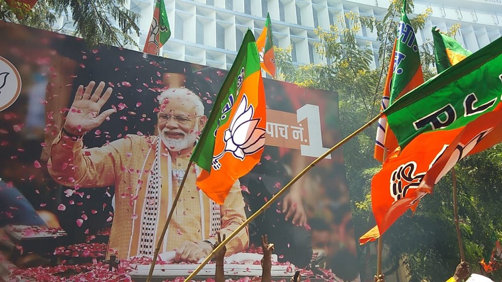 mid_day's tweet photo. Maharashtra Lok Sabha Election Result 2019 #LIVE Update: Absolute Majority For BJP

#ElectionsWithMidday #LokSabhaElections2019    
#ElectionResults2019 

For #LIVE updates: https://t.co/yKIwHrynFS https://t.co/44JKB8d1By