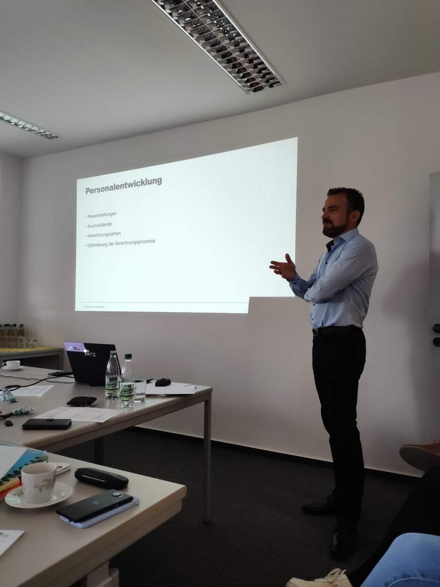SFischerBRZ's tweet photo. Tag 2 - #Baulohn-Kompetenztreffen in #Leipzig. Hans Schaaser berichtet über #Personalentwicklung #BRZ #digitalambau @brzdeutschland https://t.co/AibCA5Ebrr