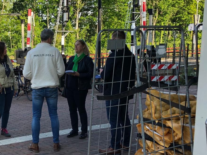 En daar gaan mijn laatste flyers🙋‍♀️ samen met <a href="/D66aadr/">D66 Alphen a/d Rijn</a> mensen op weg naar hun werk nog herinnert aan hun stemrecht😉🗳 Laat je stem niet verloren gaan! #kiesvoorervaring #stemopAnita #voorEuropa
