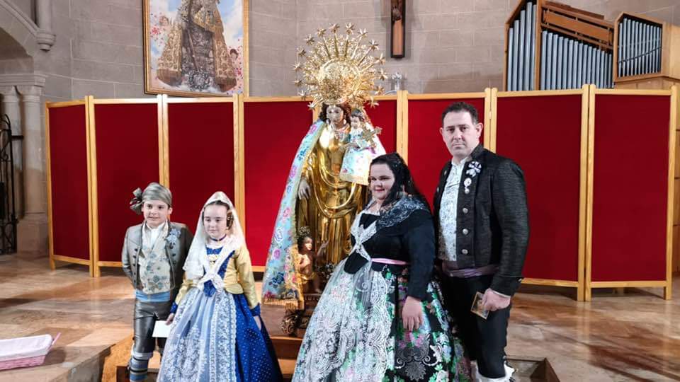 fallaconserva's tweet image. Els nostres representantants al besamans de la Mare de Deu dels Desamparats #Falles #Falles2020 #SomConserva