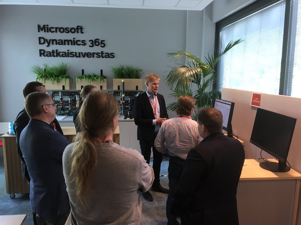 KoDahanke's tweet photo. Olemme opintomatkalla, jonka teemana on #IoT. Eilen tutustuimme Digian Ratkaisuverstaaseen, tänään vuorossa on IoT Summit. @digiaonline #iotsummit2019. Mukana mm. @Karelia_amk ja @OyKeti https://t.co/jSNY4bL2EK