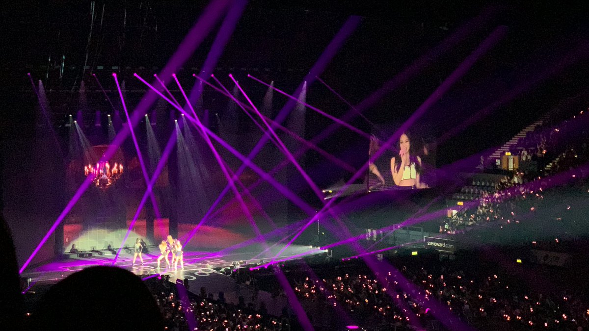 saywae's tweet photo. #BLACKPINKinLONDON https://t.co/9m54K9Cw5v