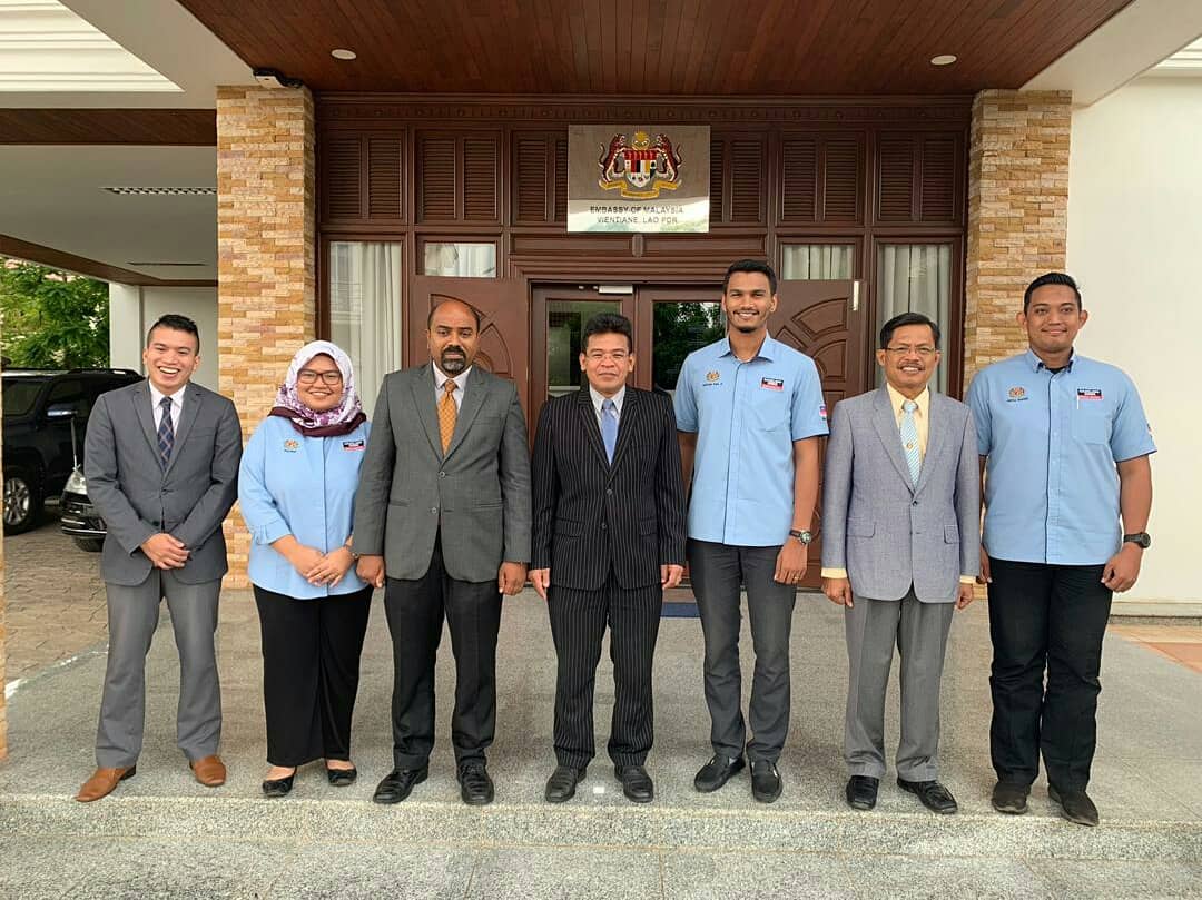 SukarelawanYSS's tweet photo. #YSSUpdate
Recce YSS-MoES Students Volunteer Mission to Lao PDR 2019.
YSS courtesy visit to Embassy of Malaysia in Lao PDR.
We are very much honoured to pay a courtesy visit to H.E Mr Mohd Aini Atan, Ambassador of Malaysia to Vientiane, Lao PDR.
#YSS #Laos https://t.co/B1aXdqHoTk
