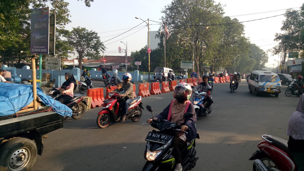 DishubTNGKota's tweet photo. Arus lalu lintas diseputaran simpang sipon terpantau ramai lancar @Kota_Tangerang @DishubTangerang https://t.co/JF0ARAZs4b