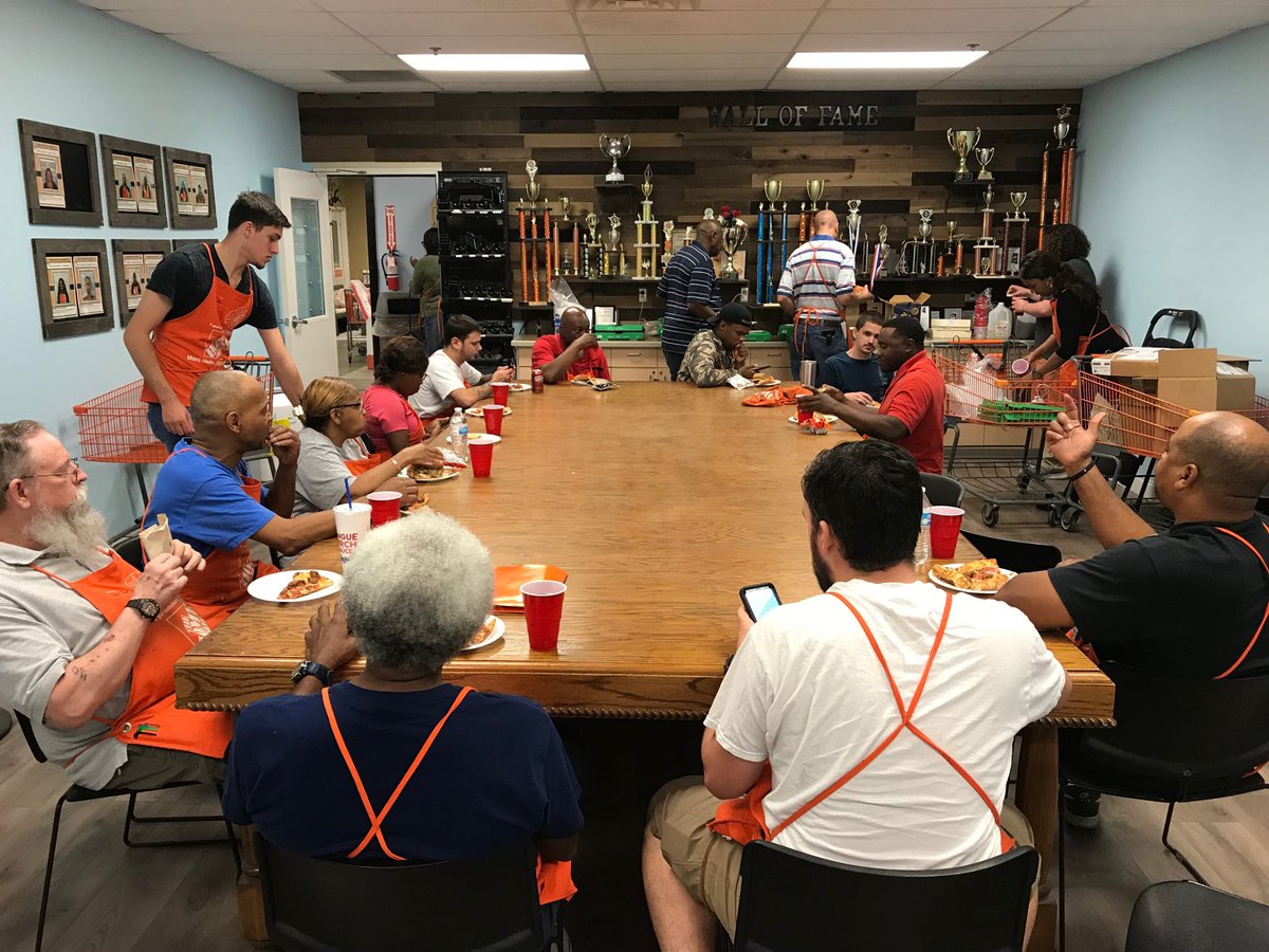 What a great night in the “BIG OB” HD 8469 with my freight team during Late Night Same Page. Team thanks for dedication and hard work. You are greatly appreciated. ⁦<a href="/RSalemi/">Robbie Salemi</a>⁩ ⁦<a href="/RecoWatson/">Reco Watson</a>⁩ ⁦<a href="/michaelcobbs06/">Michael Cobbs</a>⁩ ⁦<a href="/christydumas/">Christy Dumas</a>⁩ ⁦@ChrisBergHD⁩ ⁦