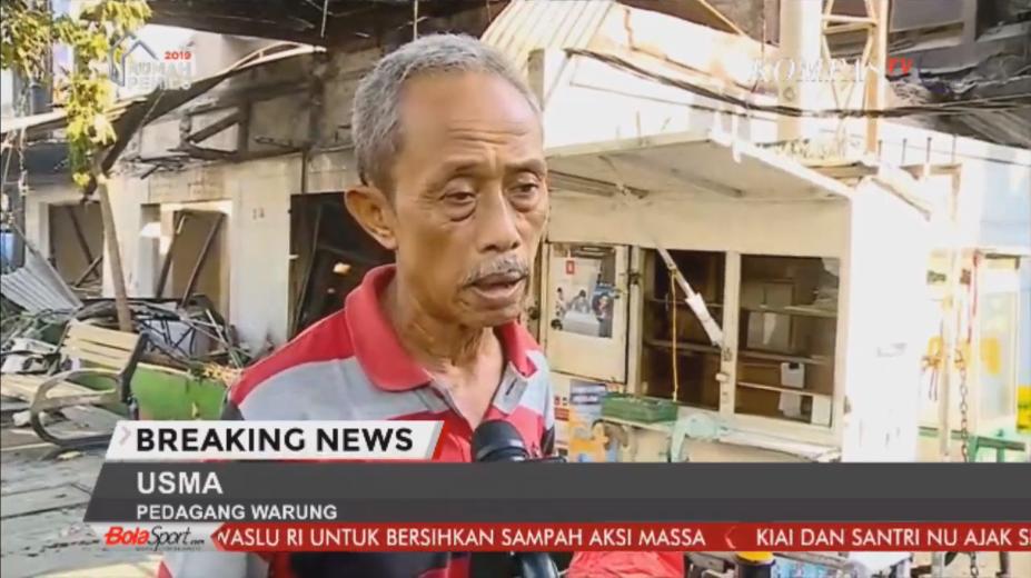 ruliharahap's tweet image. Ini Pak Usma. Pak Usma pemilik warung di Wahid Hasyim.

Waktu aksi 'damai' kemarin, warungnya dijarah perusuh. 

Yang paling banyak diambil apa?

Rokok. Imagine that.

Kerugian dia 6jt an.