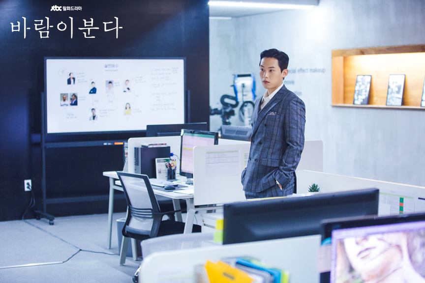 JTBC 월화드라마 <바람이 분다> 머리부터 발끝까지 '영앤리치' 뿜뿜♡ 영화 제작사 CEO 브라이언 정(#김성철) 여심을 저격하는 완벽한 슈트핏..ꈍꈊꈍ...