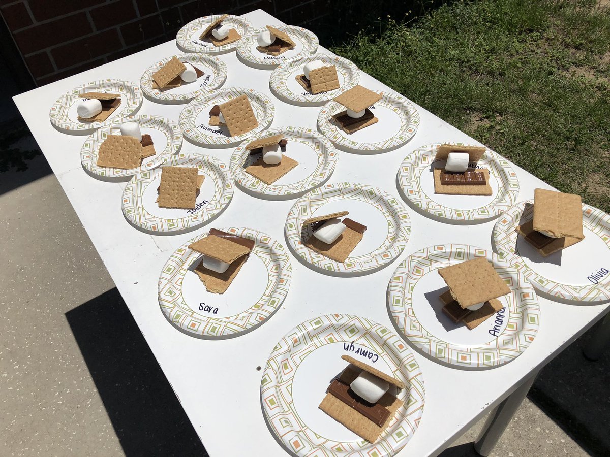 sabrinahb2000's tweet photo. What a great experience! My Ss made s’mores using the sun as a heat source! @LostLakeLions #whyiteach #iteachfirst #teachfirst #teacherlife #firstgraderocks #readwritethinktalk #studentengagement #settingthestage #firstgradescience https://t.co/wouH4jHAqH