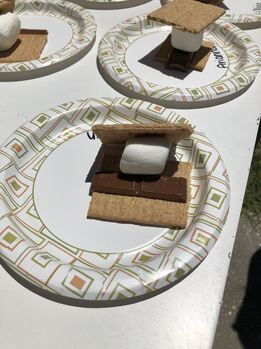 sabrinahb2000's tweet photo. What a great experience! My Ss made s’mores using the sun as a heat source! @LostLakeLions #whyiteach #iteachfirst #teachfirst #teacherlife #firstgraderocks #readwritethinktalk #studentengagement #settingthestage #firstgradescience https://t.co/wouH4jHAqH